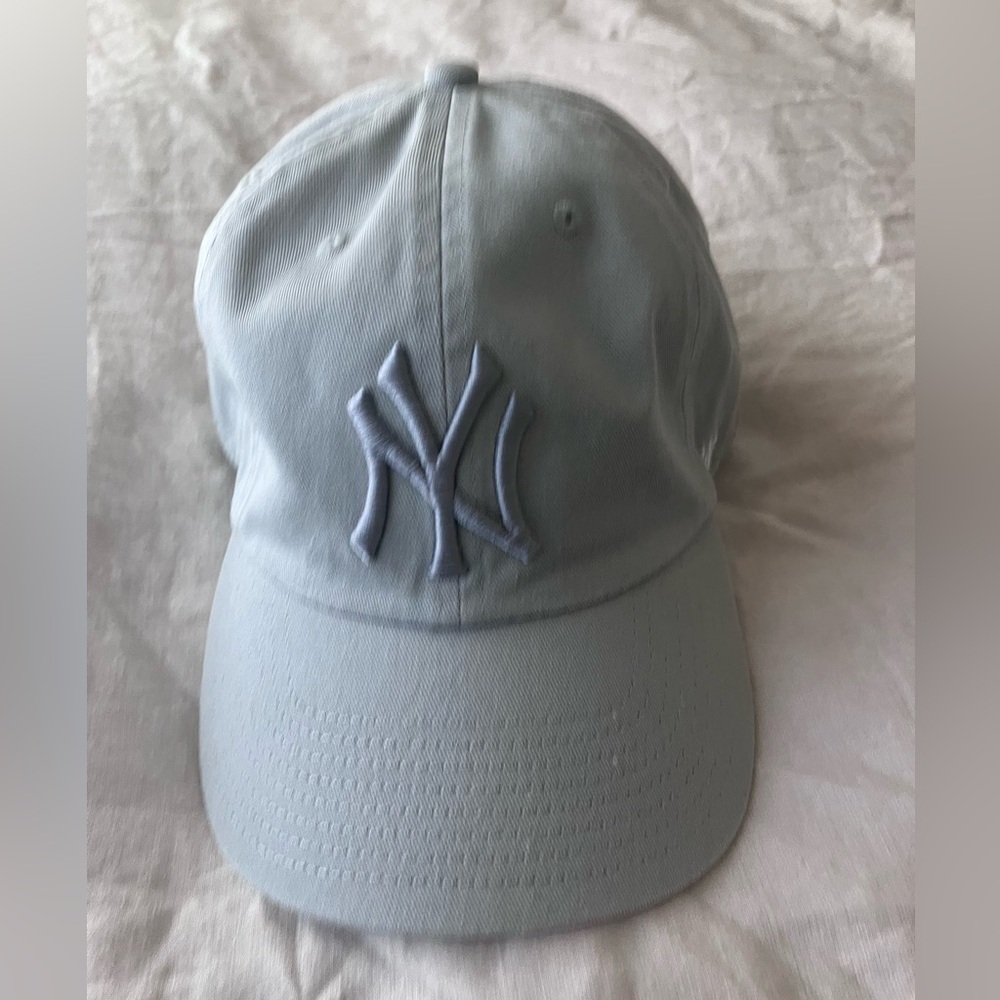Light gray women’s yankee cap
